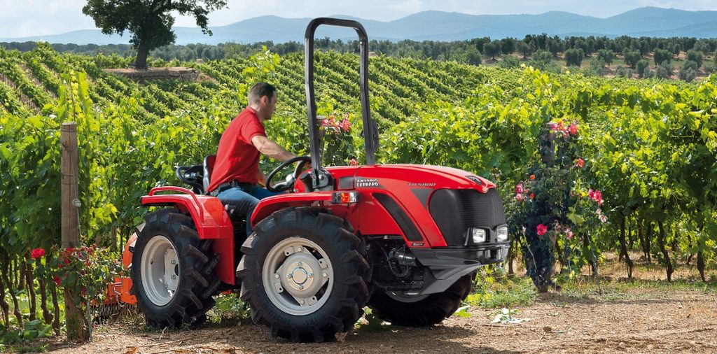 Carraro Traktor im Weinberg